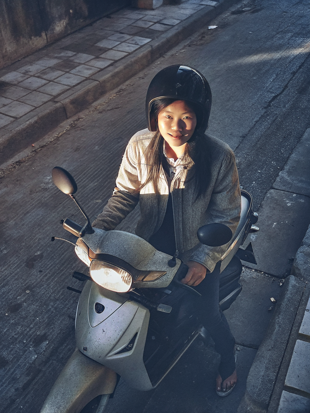Bên xe máy trên phố — recraft