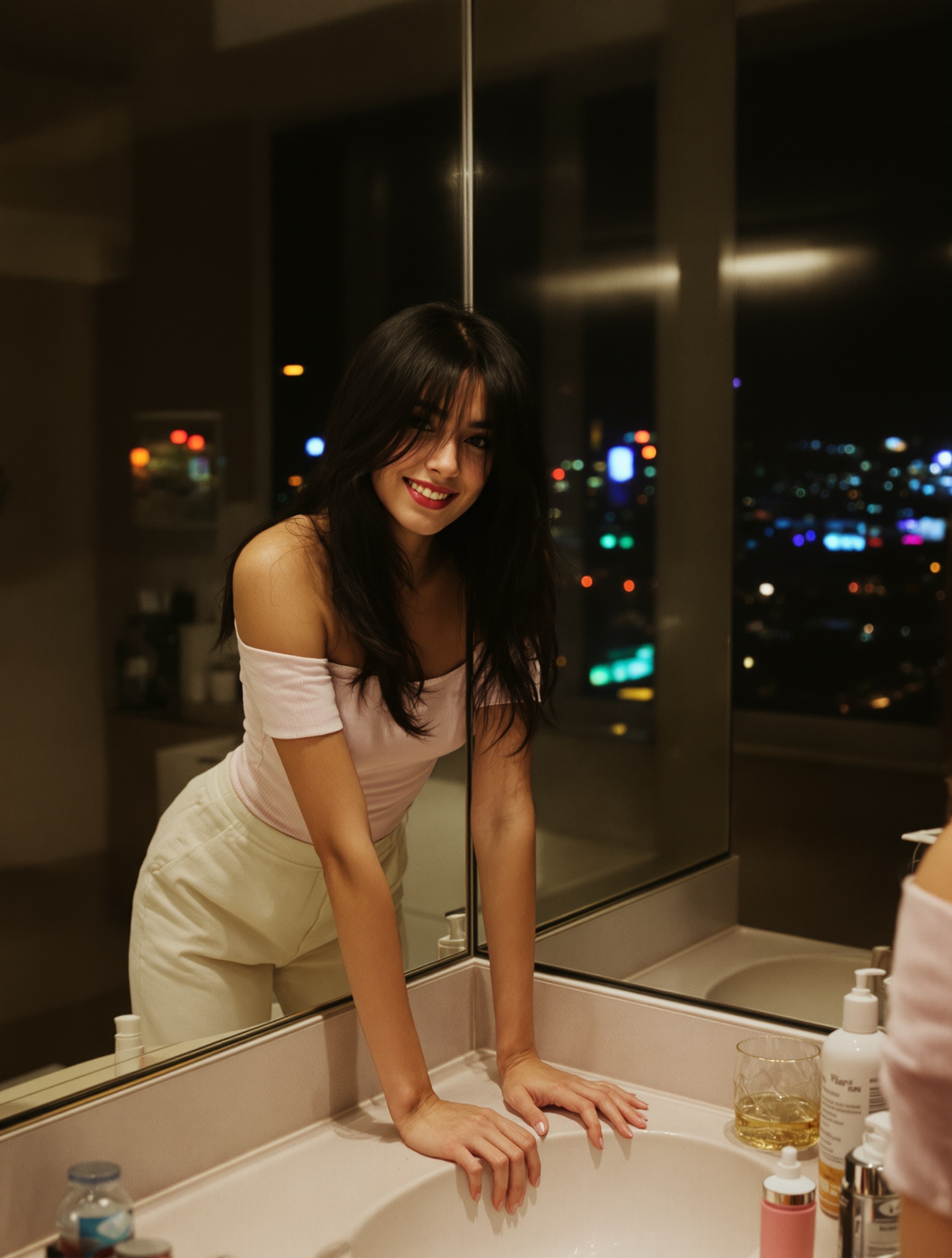 Cô gái soi gương phòng tắm đêm — ultra-raw