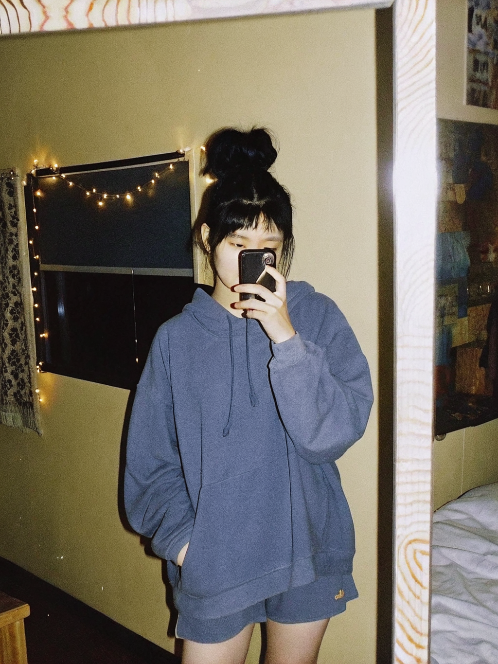 Selfie gương phòng ngủ — recraft