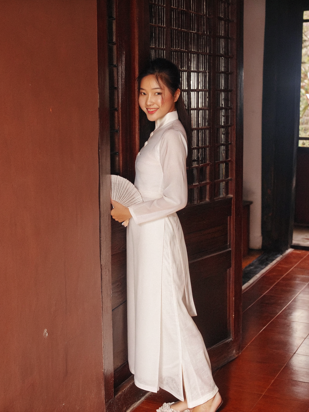 Áo dài trắng bên tường vàng — recraft